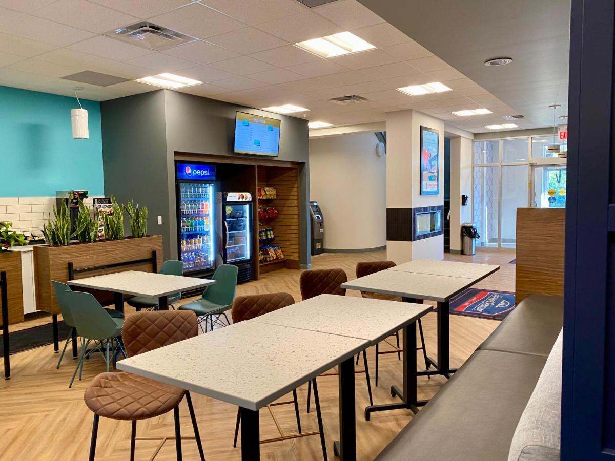 Howard Johnson By Wyndham Winnipeg West Exterior photo