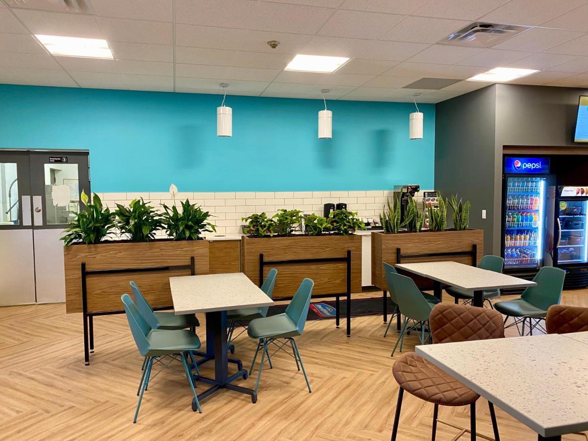 Howard Johnson By Wyndham Winnipeg West Exterior photo