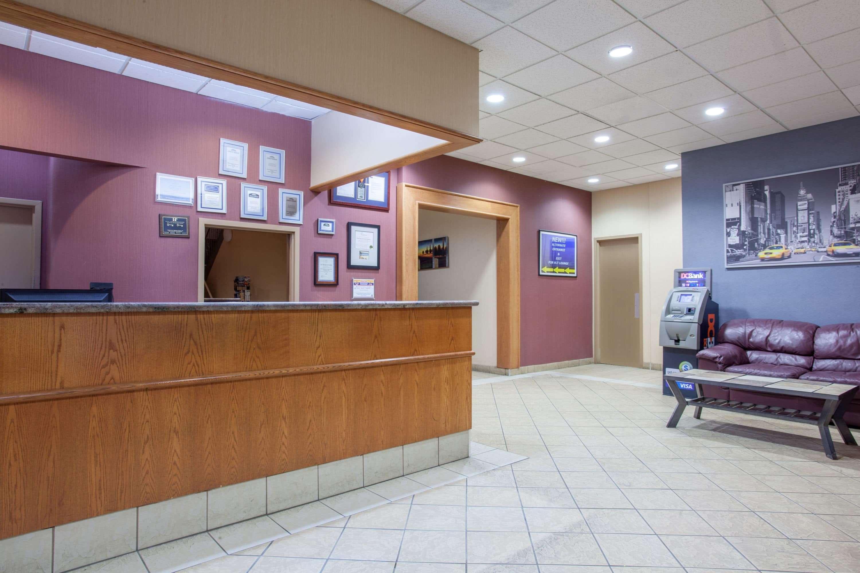 Howard Johnson By Wyndham Winnipeg West Exterior photo