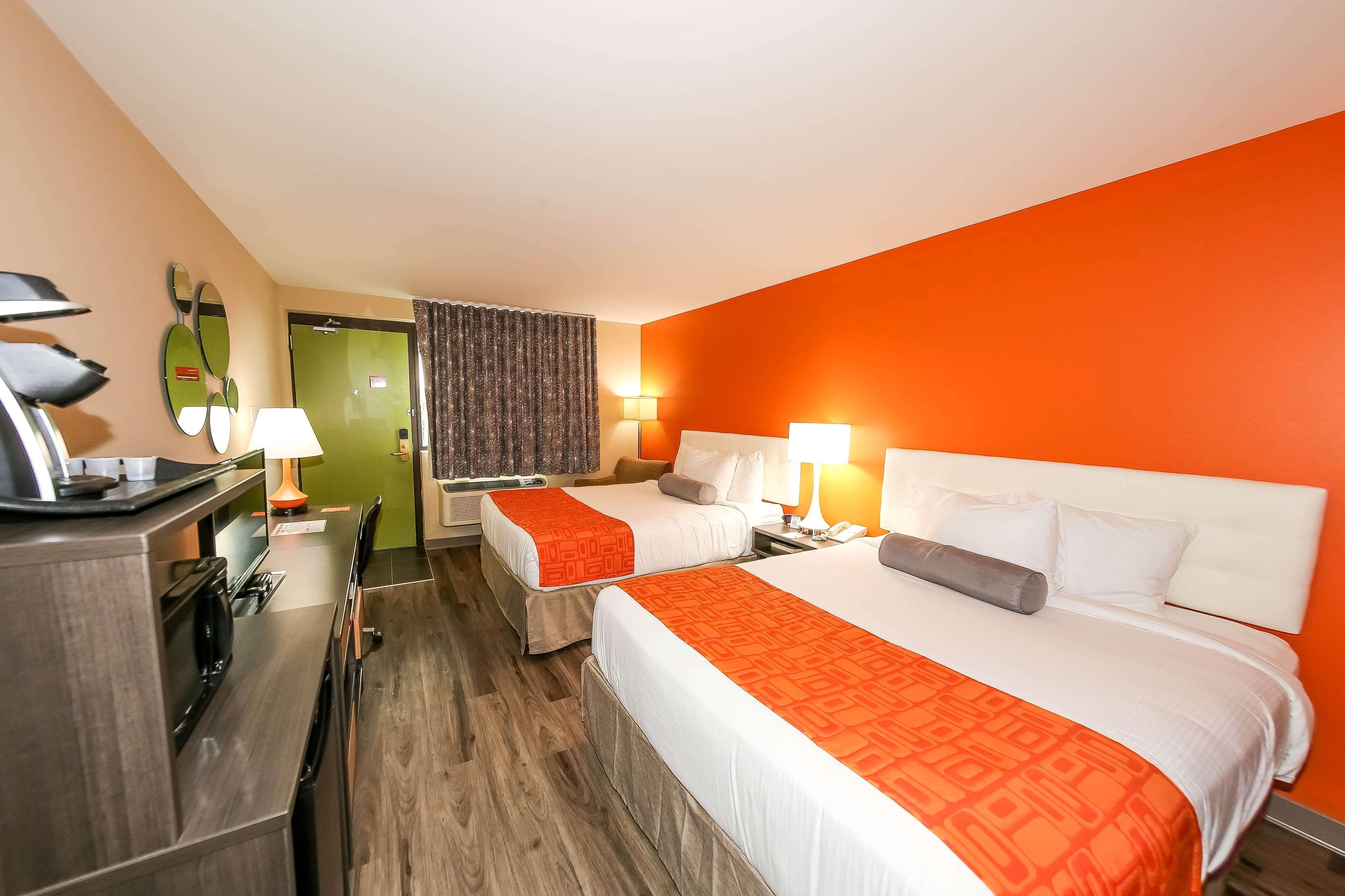 Howard Johnson By Wyndham Winnipeg West Exterior photo