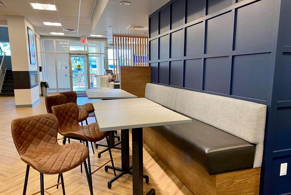 Howard Johnson By Wyndham Winnipeg West Interior photo