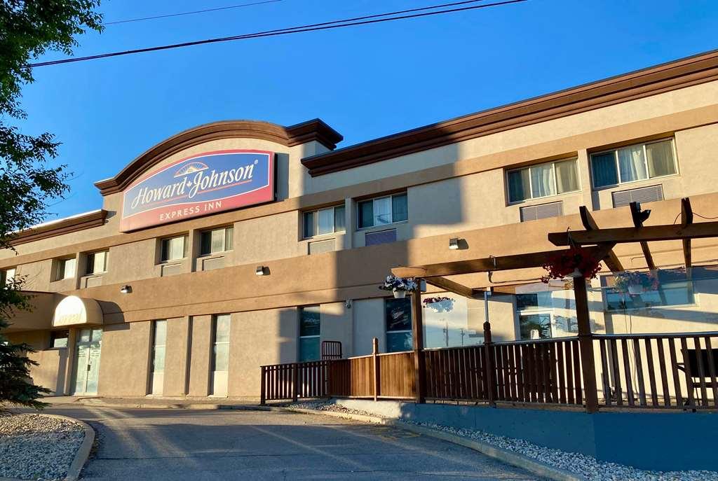 Howard Johnson By Wyndham Winnipeg West Exterior photo