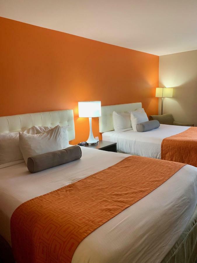 Howard Johnson By Wyndham Winnipeg West Exterior photo